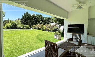 Casa en venta de estilo Moderno de cinco ambientes en  Abril Club de Campo - Apto Credito