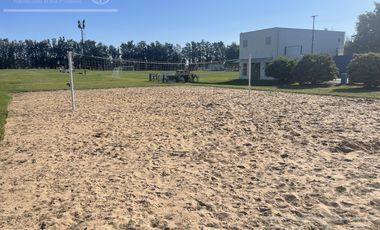 Casa en venta de estilo Moderno de cinco ambientes en  Abril Club de Campo - Apto Credito