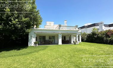 Casa en venta de estilo Moderno de cinco ambientes en  Abril Club de Campo - Apto Credito