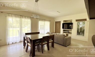 Casa en venta de estilo Moderno de cinco ambientes en  Abril Club de Campo - Apto Credito