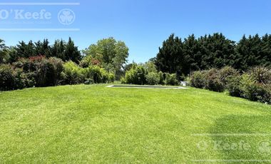 Casa en venta de estilo Moderno de cinco ambientes en  Abril Club de Campo - Apto Credito