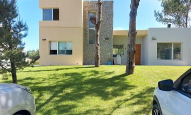 Casa en venta - 4 Dormitorios 3 Baños - Cochera - 1.000Mts2 - Golf II, Costa Esmeralda, Pinamar