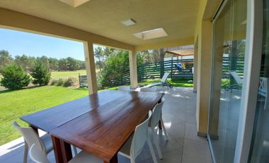Casa en venta - 4 Dormitorios 3 Baños - Cochera - 1.000Mts2 - Golf II, Costa Esmeralda, Pinamar