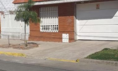 Casa en venta - 3 Dormitorios 1 Baño - Cochera - 330mts2 - Zárate