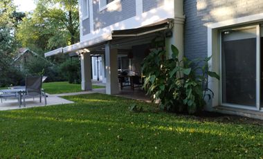 Casa única excelente ubicación impecable estado en 1 lote de 1.080 m²
