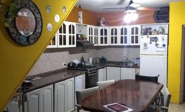Casa con galpón.
