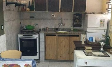 Casa con galpón.