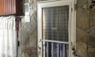 Casa con galpón.