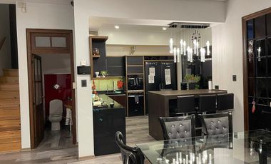 Casa en venta - 3 dormitorios 3 baños - Cochera - 250mts2 - Temperley