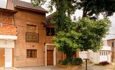 Casa venta 4 dormitorios  4 baños 3 cocheras 600mts2 totales - Ringuelet