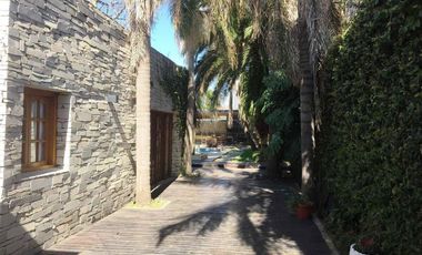 Casa venta 4 dormitorios  4 baños 3 cocheras 600mts2 totales - Ringuelet
