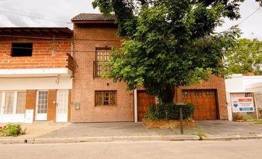 Casa venta 4 dormitorios  4 baños 3 cocheras 600mts2 totales - Ringuelet