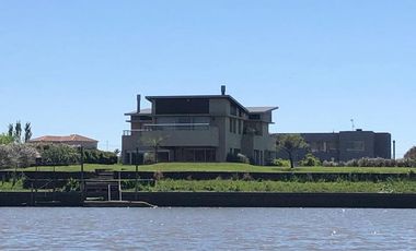 EXCELENTE CASA AL RIO EN SAN BENITO