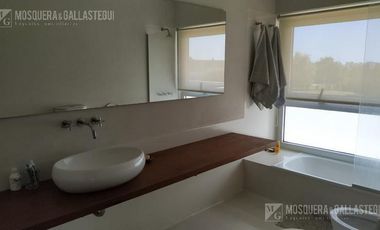EXCELENTE CASA AL RIO EN SAN BENITO
