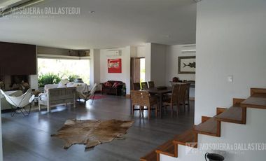EXCELENTE CASA AL RIO EN SAN BENITO