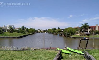 EXCELENTE CASA AL RIO EN SAN BENITO
