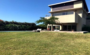 EXCELENTE CASA AL RIO EN SAN BENITO
