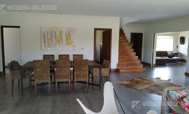 EXCELENTE CASA AL RIO EN SAN BENITO