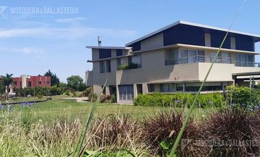 EXCELENTE CASA AL RIO EN SAN BENITO