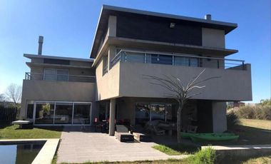 EXCELENTE CASA AL RIO EN SAN BENITO