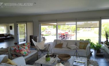 EXCELENTE CASA AL RIO EN SAN BENITO