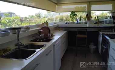 EXCELENTE CASA AL RIO EN SAN BENITO