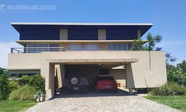 EXCELENTE CASA AL RIO EN SAN BENITO