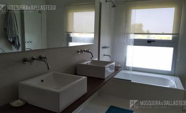 EXCELENTE CASA AL RIO EN SAN BENITO