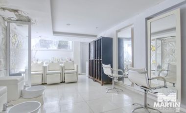 Local de 170 m2 cubiertos, 2 baños, 2 subsuelos y jardín, a metros de Alvear.