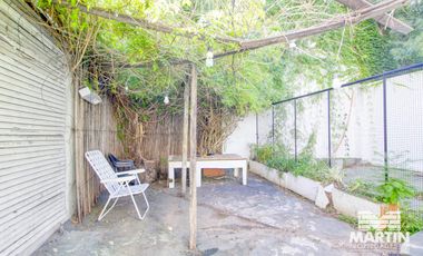 Local de 170 m2 cubiertos, 2 baños, 2 subsuelos y jardín, a metros de Alvear.