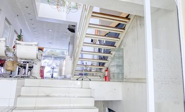 Local de 170 m2 cubiertos, 2 baños, 2 subsuelos y jardín, a metros de Alvear.
