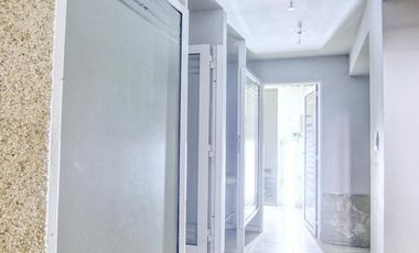 Local de 170 m2 cubiertos, 2 baños, 2 subsuelos y jardín, a metros de Alvear.