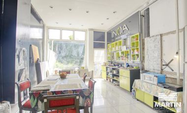 Local de 170 m2 cubiertos, 2 baños, 2 subsuelos y jardín, a metros de Alvear.