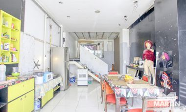 Local de 170 m2 cubiertos, 2 baños, 2 subsuelos y jardín, a metros de Alvear.