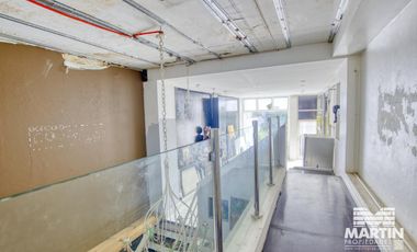 Local de 170 m2 cubiertos, 2 baños, 2 subsuelos y jardín, a metros de Alvear.