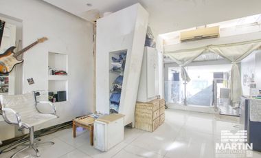 Local de 170 m2 cubiertos, 2 baños, 2 subsuelos y jardín, a metros de Alvear.