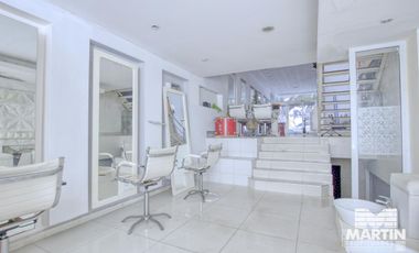 Local de 170 m2 cubiertos, 2 baños, 2 subsuelos y jardín, a metros de Alvear.