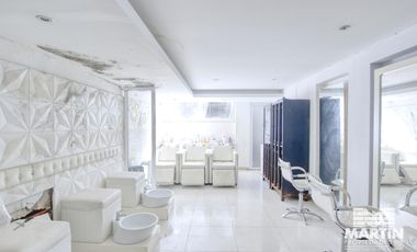 Local de 170 m2 cubiertos, 2 baños, 2 subsuelos y jardín, a metros de Alvear.
