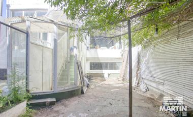 Local de 170 m2 cubiertos, 2 baños, 2 subsuelos y jardín, a metros de Alvear.