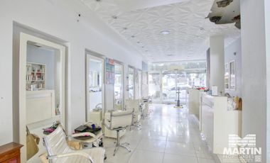 Local de 170 m2 cubiertos, 2 baños, 2 subsuelos y jardín, a metros de Alvear.