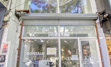 Local de 170 m2 cubiertos, 2 baños, 2 subsuelos y jardín, a metros de Alvear.