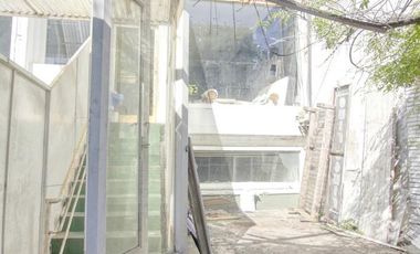 Local de 170 m2 cubiertos, 2 baños, 2 subsuelos y jardín, a metros de Alvear.