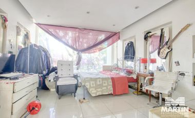 Local de 170 m2 cubiertos, 2 baños, 2 subsuelos y jardín, a metros de Alvear.