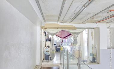 Local de 170 m2 cubiertos, 2 baños, 2 subsuelos y jardín, a metros de Alvear.