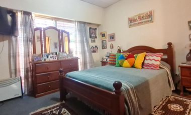 ¡Hermosa Casa con Piscina, Quincho y Amplios Espacios! Ideal para Tu Familia- En Venta