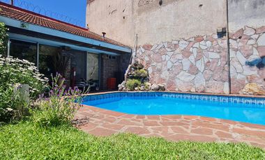 ¡Hermosa Casa con Piscina, Quincho y Amplios Espacios! Ideal para Tu Familia- En Venta