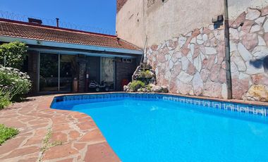 ¡Hermosa Casa con Piscina, Quincho y Amplios Espacios! Ideal para Tu Familia- En Venta