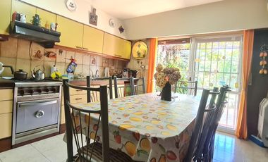 ¡Hermosa Casa con Piscina, Quincho y Amplios Espacios! Ideal para Tu Familia- En Venta