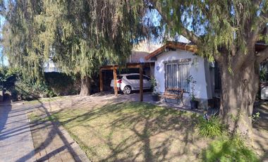 Casa en venta - 2 Dormitorios 1 Baño 1 Cochera - 636mts2 - Berazategui