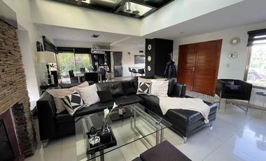 Hermosa casa con piscina sobre lote interno